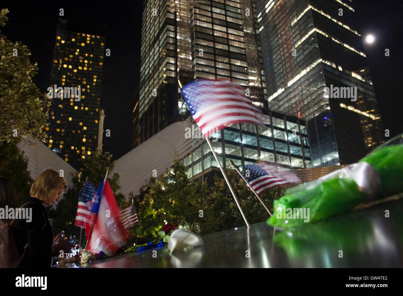 New York, New York, USA. 12 Sep, 2016. Les gens viennent de payer leur rendre hommage aux victimes de la tragédie survenue le 11 septembre à New York. © Anna Sergeeva/ZUMA/Alamy Fil Live News Banque D'Images