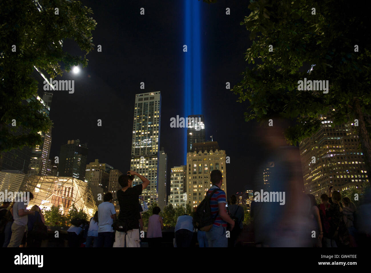 New York, New York, USA. 12 Sep, 2016. Les gens viennent de payer leur rendre hommage aux victimes de la tragédie survenue le 11 septembre à New York. © Anna Sergeeva/ZUMA/Alamy Fil Live News Banque D'Images