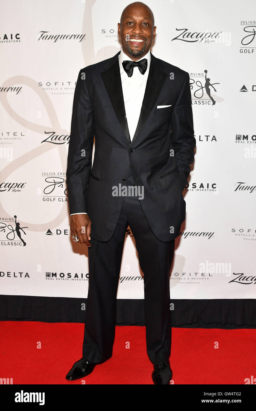 Philadelphie, Pennsylvanie, USA. Sep 11, 2016. Joueur de basket-ball Hall of Fame, Alonzo Mourning, Julius Erving, à la 'Dr J' black tie ball tenue à l'hôtel Sofitel à Philadelphie PA Credit : Ricky Fitchett/ZUMA/Alamy Fil Live News Banque D'Images