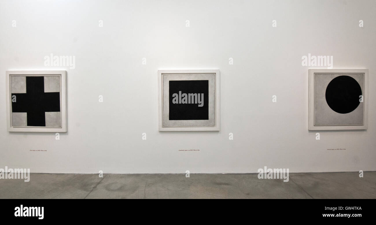 Buenos Aires, Argentine. 11 septembre 2016. Pour la première fois en Amérique latine, une exposition consacrée à l'ensemble de la carrière de Kazimir Malevich, organisé par la Fundación Proa avec le Musée d'Etat russe et spécialiste organisée par Eugenia Petrova. L'exposition contient le symbolisme initial peintures, l'Cubo-Futurist travaille, les débuts du suprématisme et l'extraordinaire peintures illustrant la vie paysanne et des paysages urbains, et les célèbres portraits. Credit : Mariano Garcia/Alamy Live News Banque D'Images