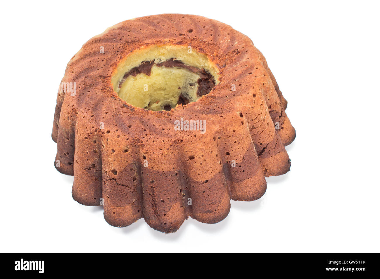 Gâteau marbré chocolat et vanille isolated on white Banque D'Images