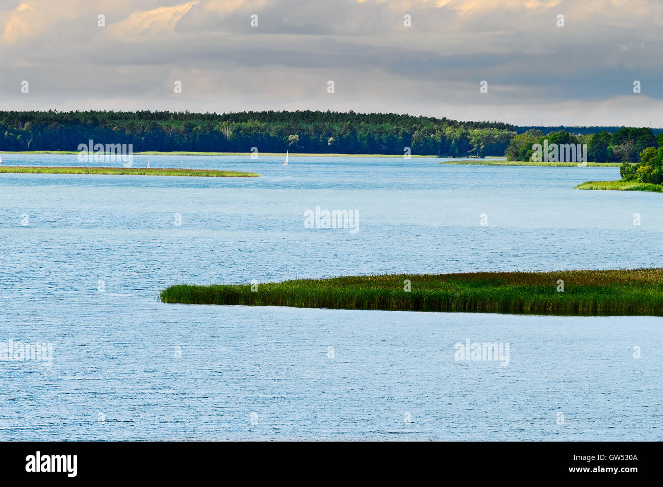 Vaste paysage aérien avec Rajgrodzkie Lake. Rajgrod, Région Podlaskie, au nord-est de la Pologne. Banque D'Images