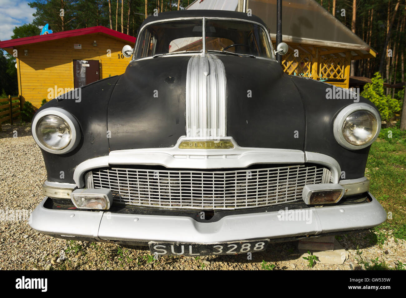 Vue frontale de grand angle classique noir Pontiac Chieftain 1950 berline quatre portes. Rajgrod, Podlaskie voivodeship, Pologne. Banque D'Images