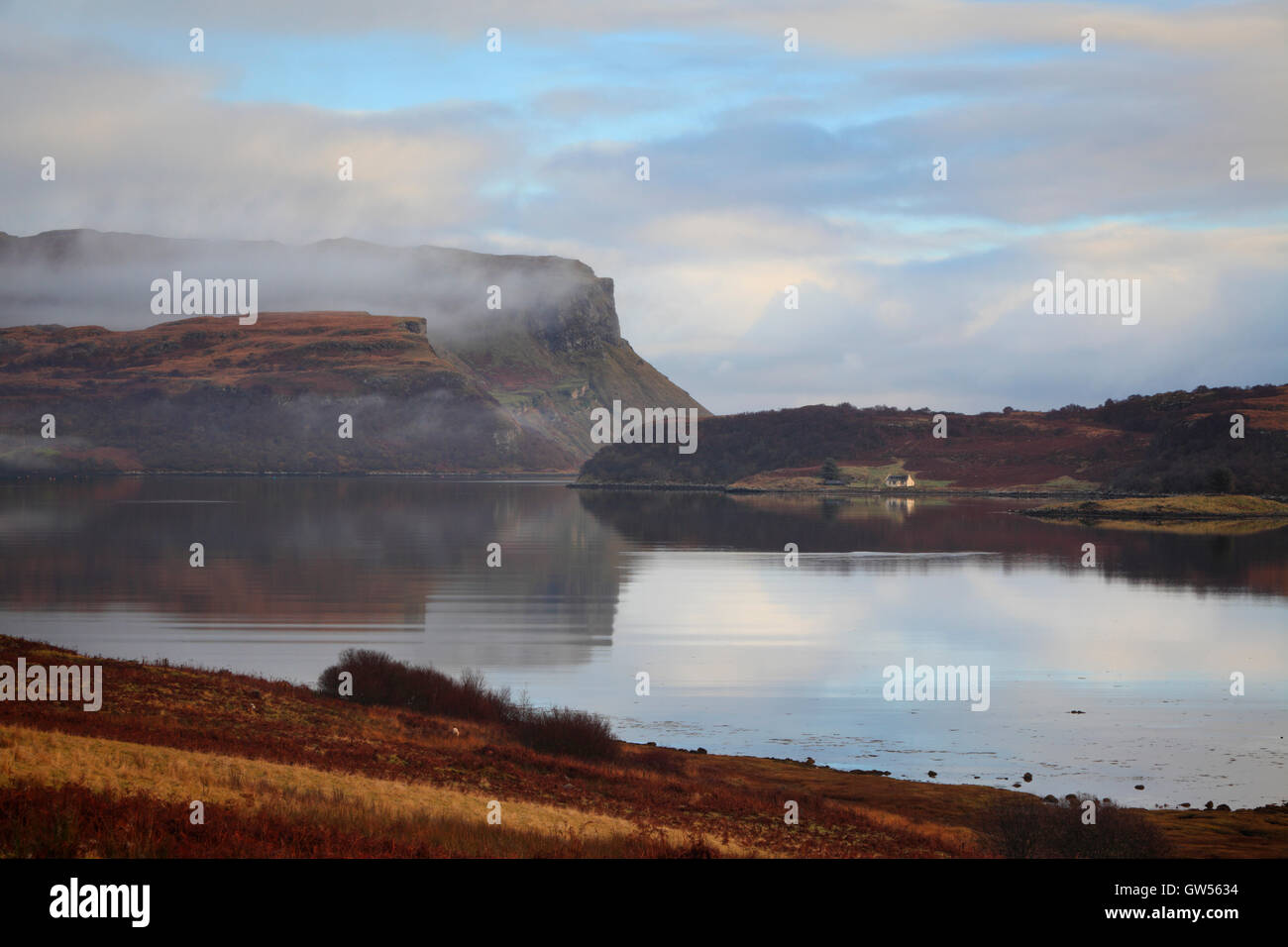 Matin brumeux à la recherche sur le Loch Portree sur l'île de Skye dans les Highlands d'Ecosse Banque D'Images