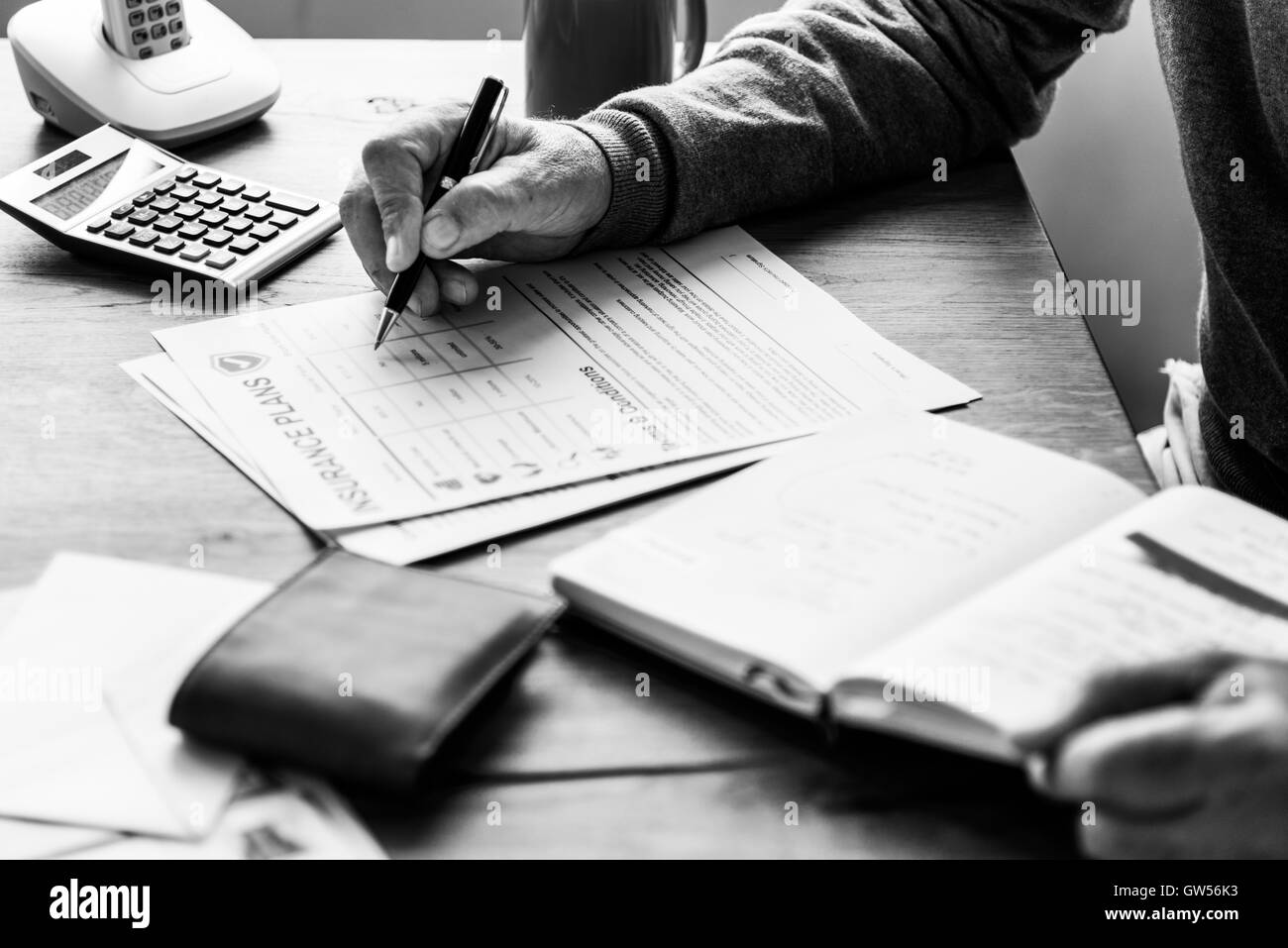 Vieil Homme Inlfe face Assurance retraite Concept Banque D'Images