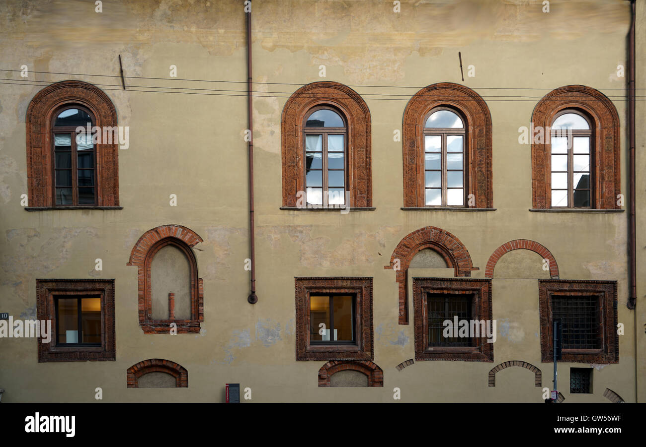 Vieux visage d'un immeuble situé à Milan, Italie Banque D'Images