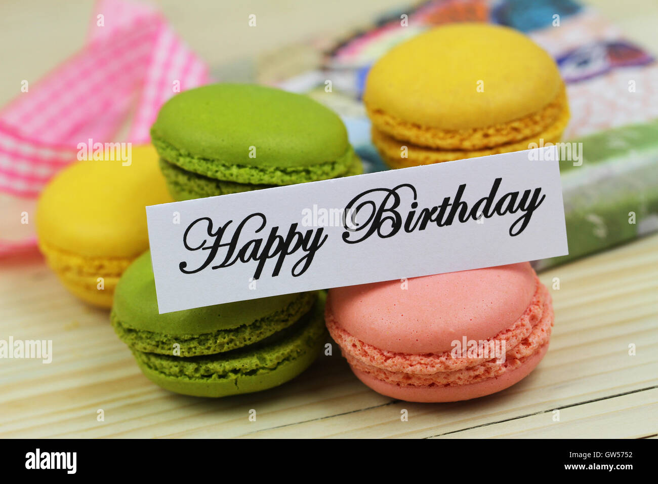 Joyeux anniversaire carte avec colorful macarons croquants Banque D'Images