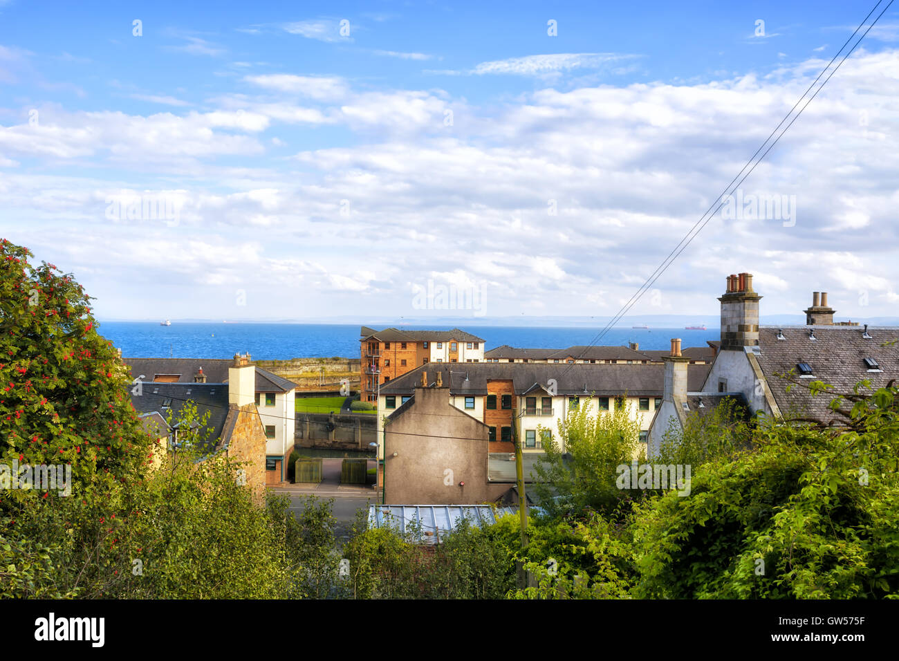 Vue sur les toits et la mer dans la ville écossaise de Kirkcaldy Banque D'Images