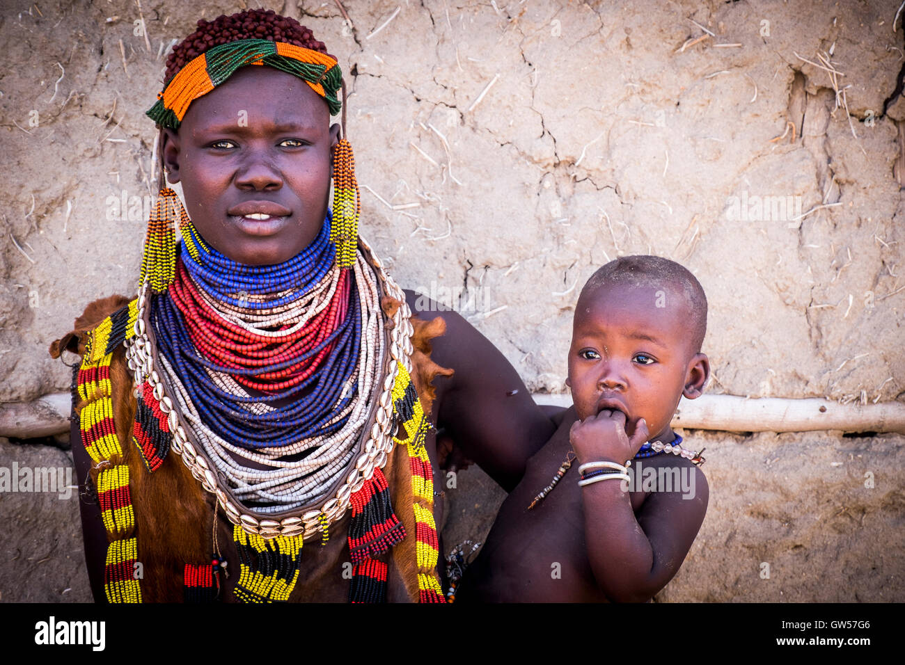 La femme et son enfant de la tribu Karo dans la vallée de l'Omo d'Ethiopie. Elle porte des ornements de perles. Banque D'Images