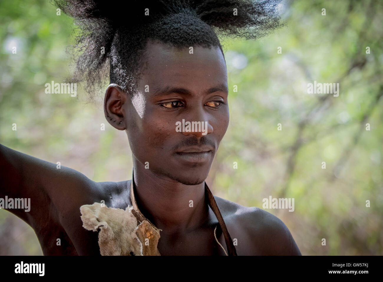 Portrait d'un homme membre de la tribu de marteau en costume traditionnel dans la vallée de l'Omo du sud de l'Ethiopie Banque D'Images