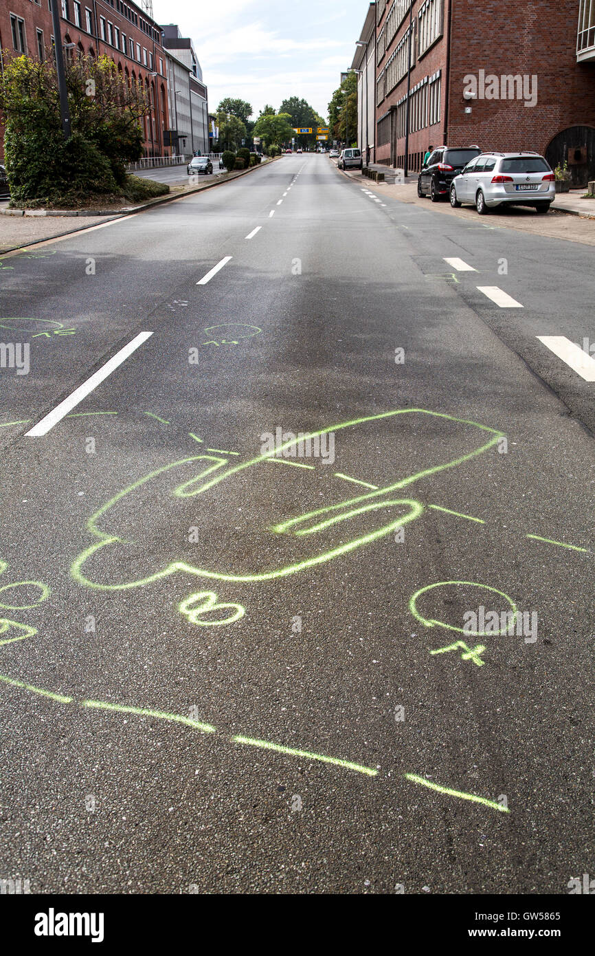 Marque de la police à un accident de la circulation, une femme avec un vélo, a été frappé par une voiture sur un passage pour piétons et est mort, Essen, Allemagne Banque D'Images