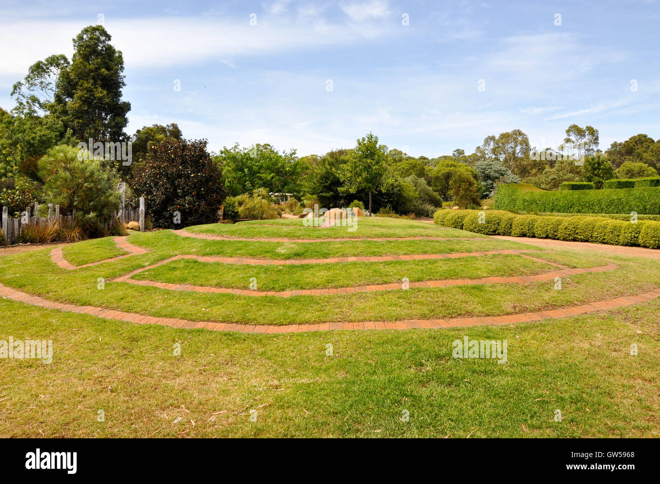 La méditation en marchant sur une petite colline de labyrinthe dans le parc paysager jardins botaniques à Amaze'n Margeret River dans l'ouest de l'Australie. Banque D'Images La méditation en marchant sur une petite colline de labyrinthe dans le parc paysager jardins botaniques à Amaze'n Margeret River dans l'ouest de l'Australie. Banque D'Images