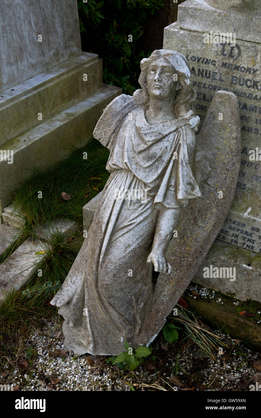 Broken angel appartenant par un monument situé dans la région de Elgin Morayshire, cimetière, Ecosse, Royaume-Uni. Banque D'Images