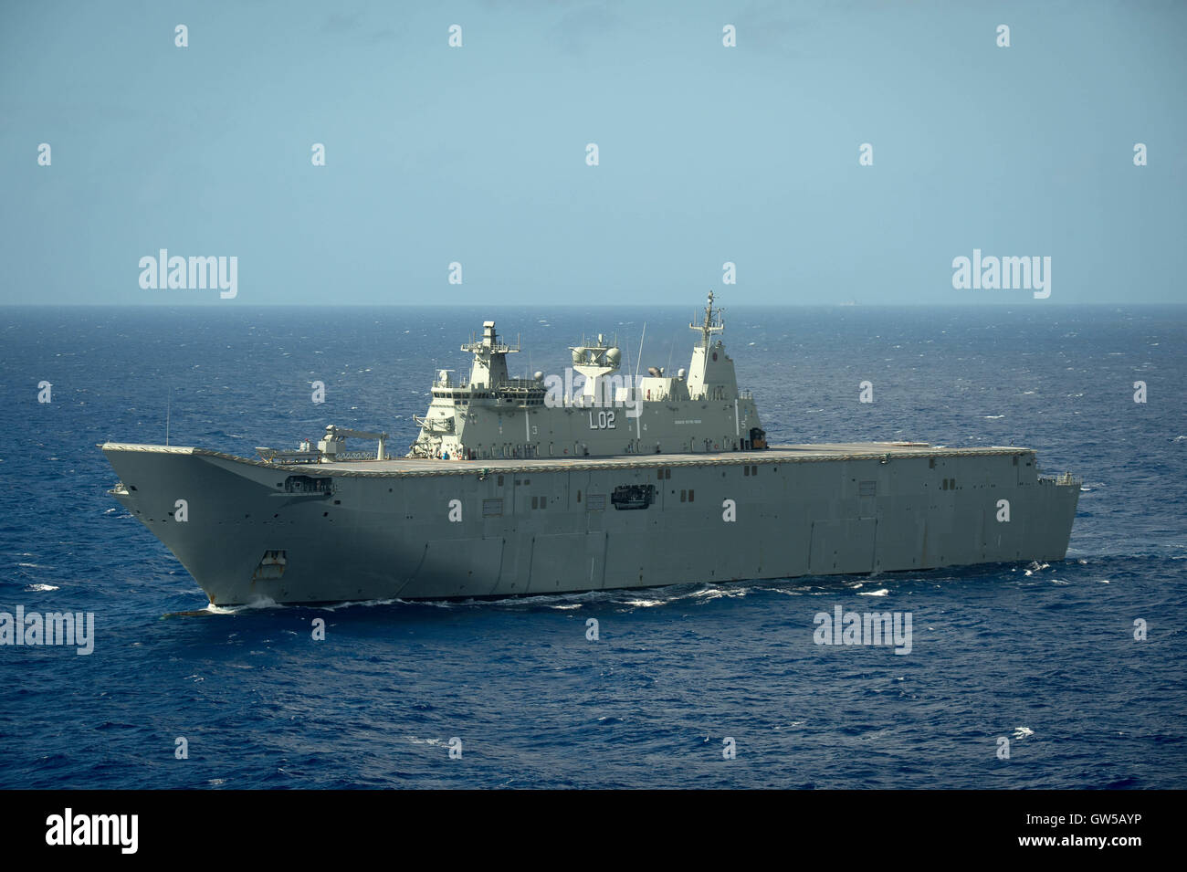 La Marine royale australienne Canberra navire amphibie de classe HMAS Canberra cuit en formation rapprochée au cours de l'exercice Rim of the Pacific, le 22 juin 2016 dans l'océan Pacifique. Vingt-six nations, plus de 40 navires et sous-marins, plus de 200 avions et 25 000 personnes participent à l'exercice RIMPAC. Banque D'Images