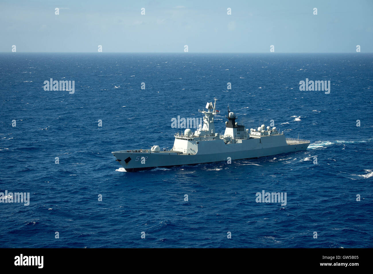 La Marine Chinoise de frégates multi-rôle Hengshui cuit en formation rapprochée au cours de l'exercice Rim of the Pacific, le 22 juin 2016 dans l'océan Pacifique. Vingt-six nations, plus de 40 navires et sous-marins, plus de 200 avions et 25 000 personnes participent à l'exercice RIMPAC. Banque D'Images