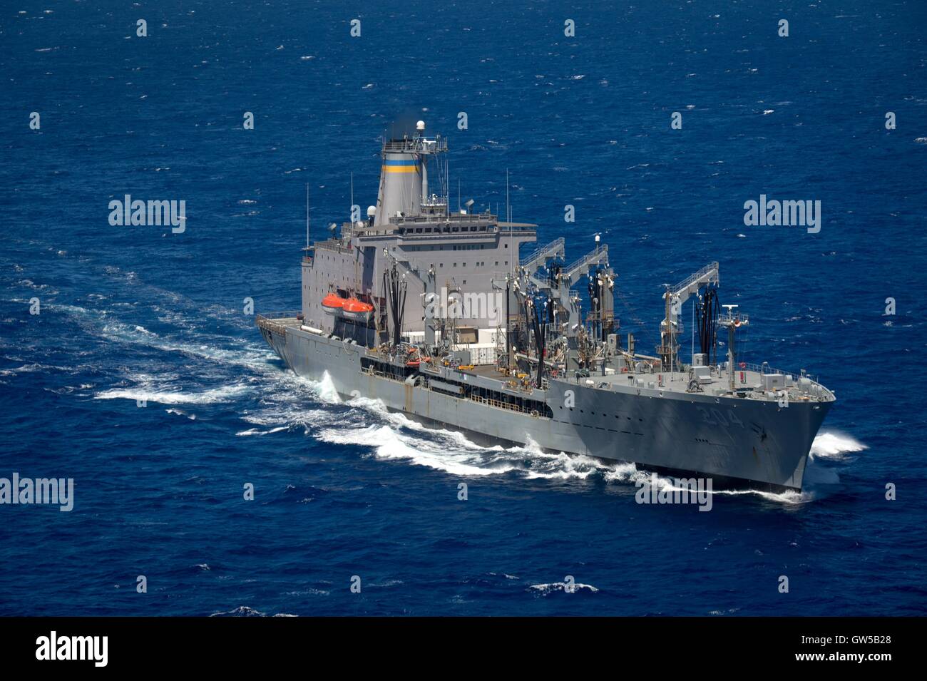 Transport maritime militaire de l'US Navy la flotte commande reconstitution USNS lubrification vapeur Marshalltown en formation rapprochée au cours de l'exercice Rim of the Pacific, le 22 juin 2016 dans l'océan Pacifique. Vingt-six nations, plus de 40 navires et sous-marins, plus de 200 avions et 25 000 personnes participent à l'exercice RIMPAC. Banque D'Images