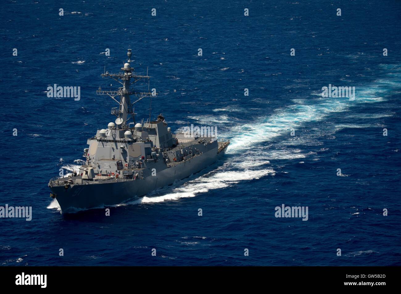 US Navy de la classe Arleigh Burke destroyer lance-missiles USS Pinckney cuit en formation rapprochée au cours de l'exercice Rim of the Pacific, le 22 juin 2016 dans l'océan Pacifique. Vingt-six nations, plus de 40 navires et sous-marins, plus de 200 avions et 25 000 personnes participent à l'exercice RIMPAC. Banque D'Images