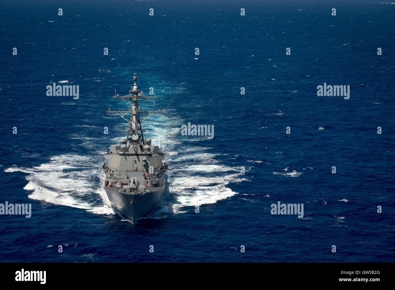 US Navy de la classe Arleigh Burke destroyer lance-missiles USS Shoup cuit en formation rapprochée au cours de l'exercice Rim of the Pacific, le 22 juin 2016 dans l'océan Pacifique. Vingt-six nations, plus de 40 navires et sous-marins, plus de 200 avions et 25 000 personnes participent à l'exercice RIMPAC. Banque D'Images