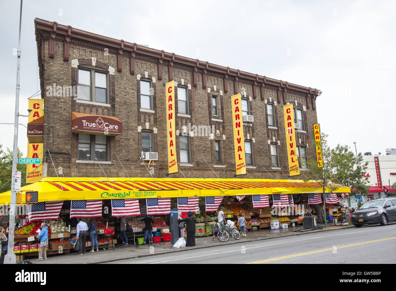 Marché de carnaval des drapeaux américains s'affiche comme un signe de patriotisme dans ce quartier d'immigrants de Kensington, Brooklyn, New York. Banque D'Images