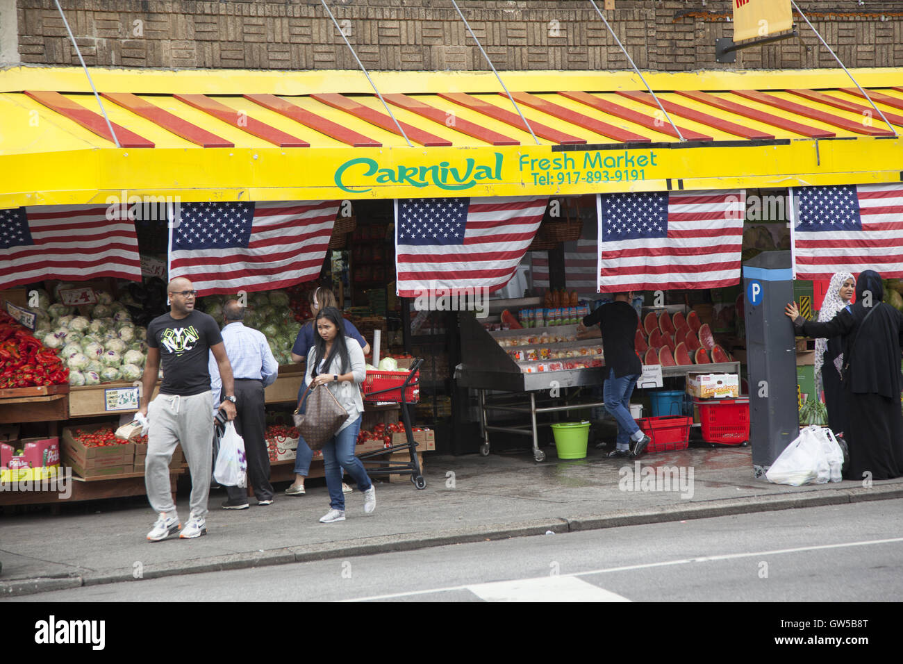Marché de carnaval des drapeaux américains s'affiche comme un signe de patriotisme dans ce quartier d'immigrants de Kensington, Brooklyn, New York. Banque D'Images