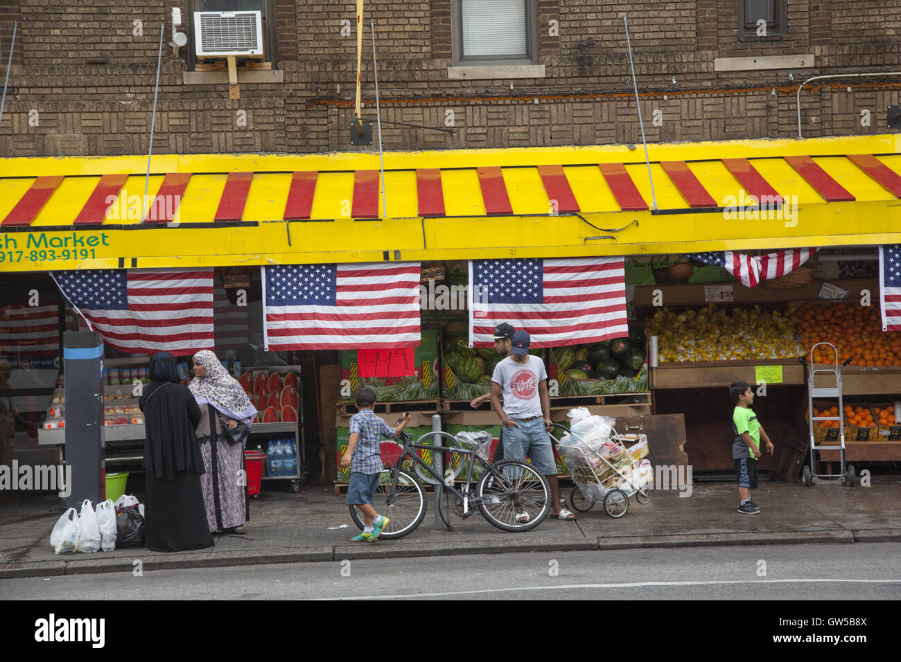 Marché de carnaval des drapeaux américains s'affiche comme un signe de patriotisme dans ce quartier d'immigrants de Kensington, Brooklyn, New York. Banque D'Images