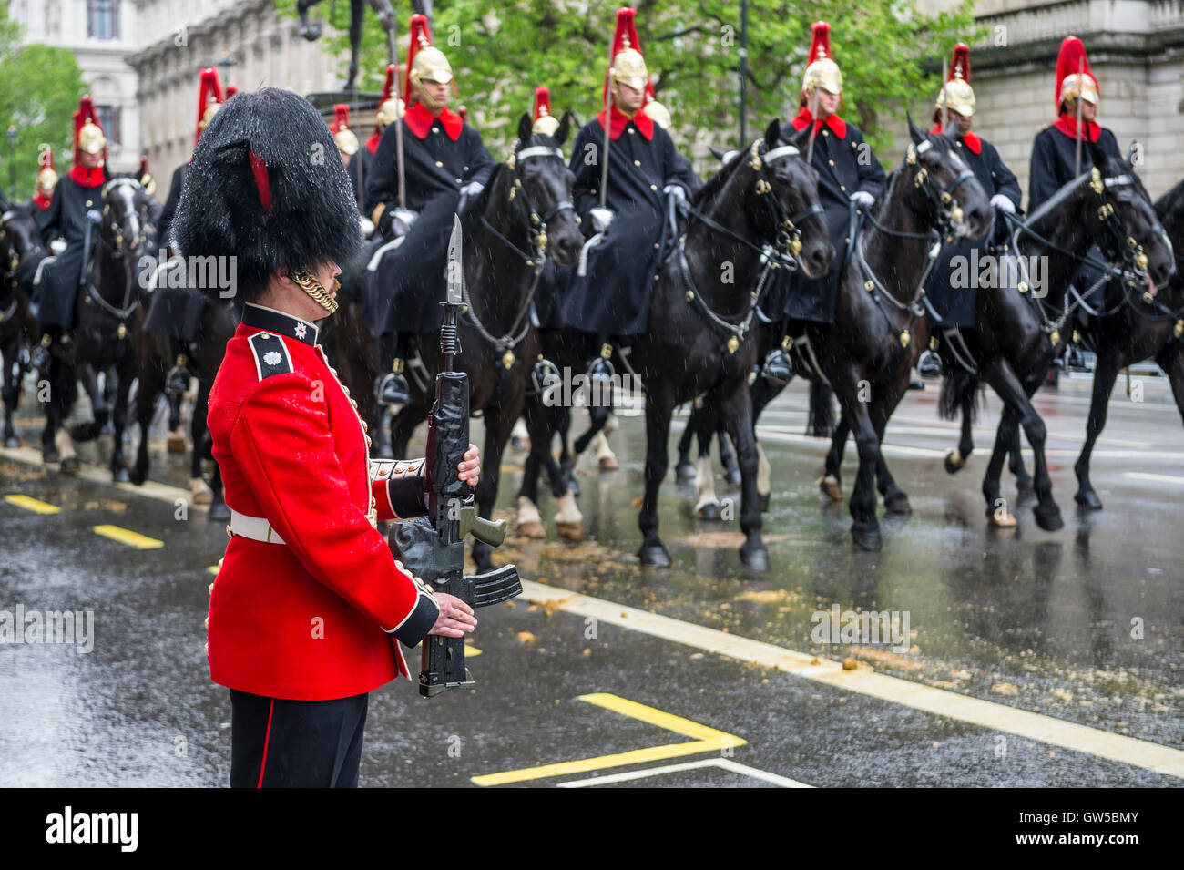 Londres - le 18 mai 2016 : La garde est à l'attention comme une procession à cheval transportant la reine Elizabeth II à Buckingham Palace. Banque D'Images