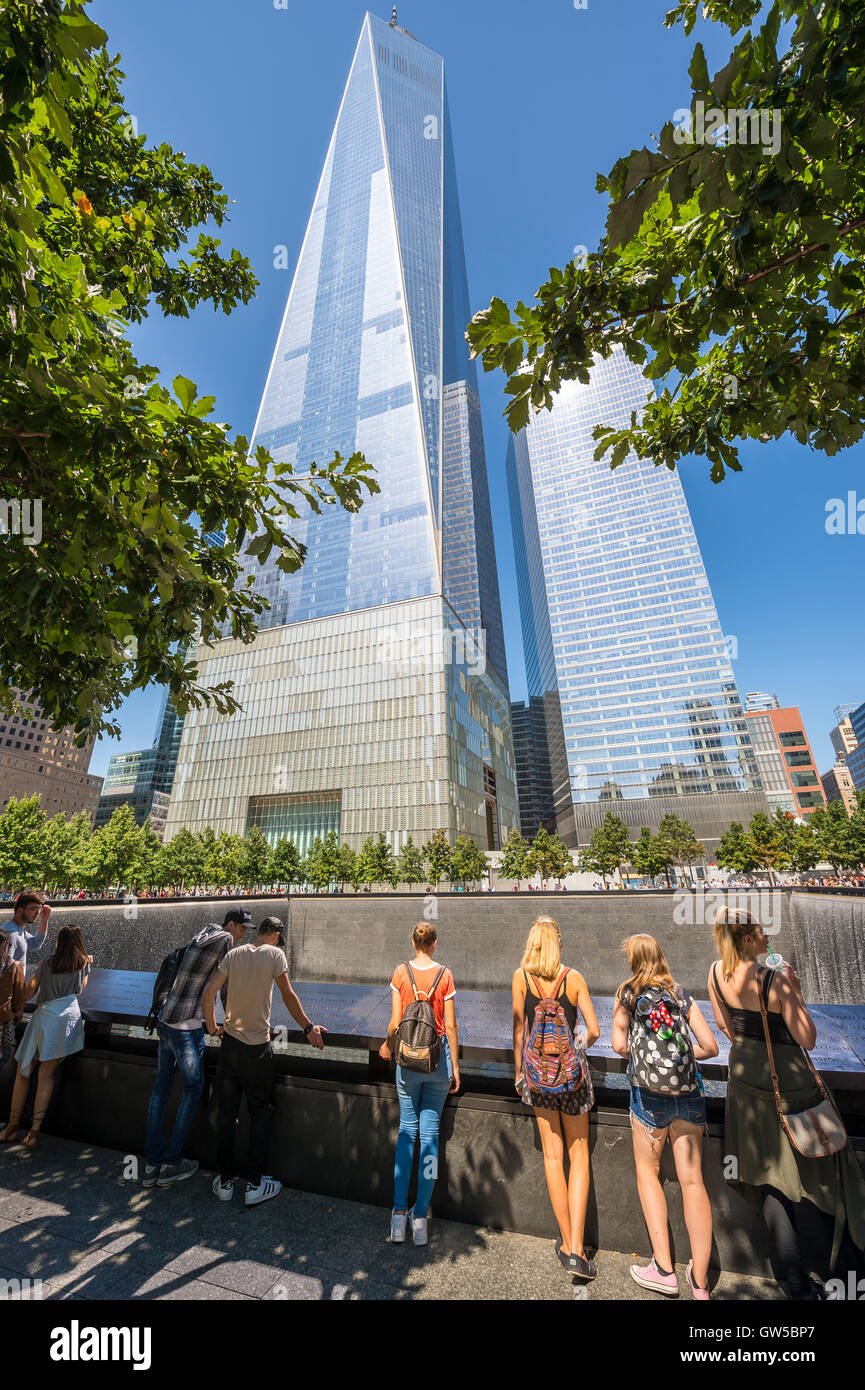 NEW YORK - 4 septembre 2016 : Les visiteurs sont au bord de la National Memorial le 11 septembre devant l'Organisation mondiale du commerce. Banque D'Images