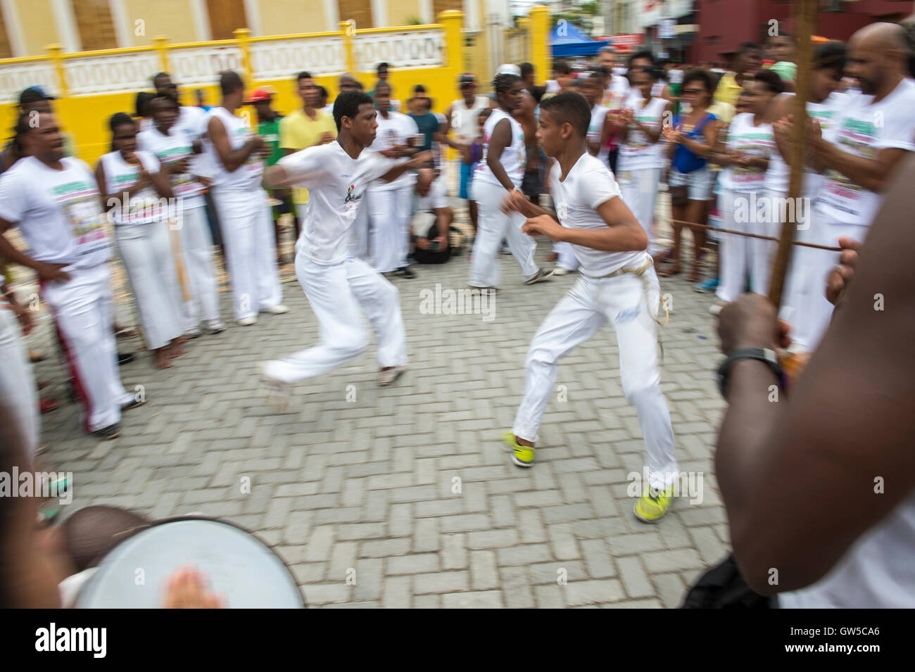 SALVADOR, BRÉSIL - février 02, 2016 : capoeira brésilienne groupe exécute à un festival en plein air dans le quartier de Rio Vermelho. Banque D'Images
