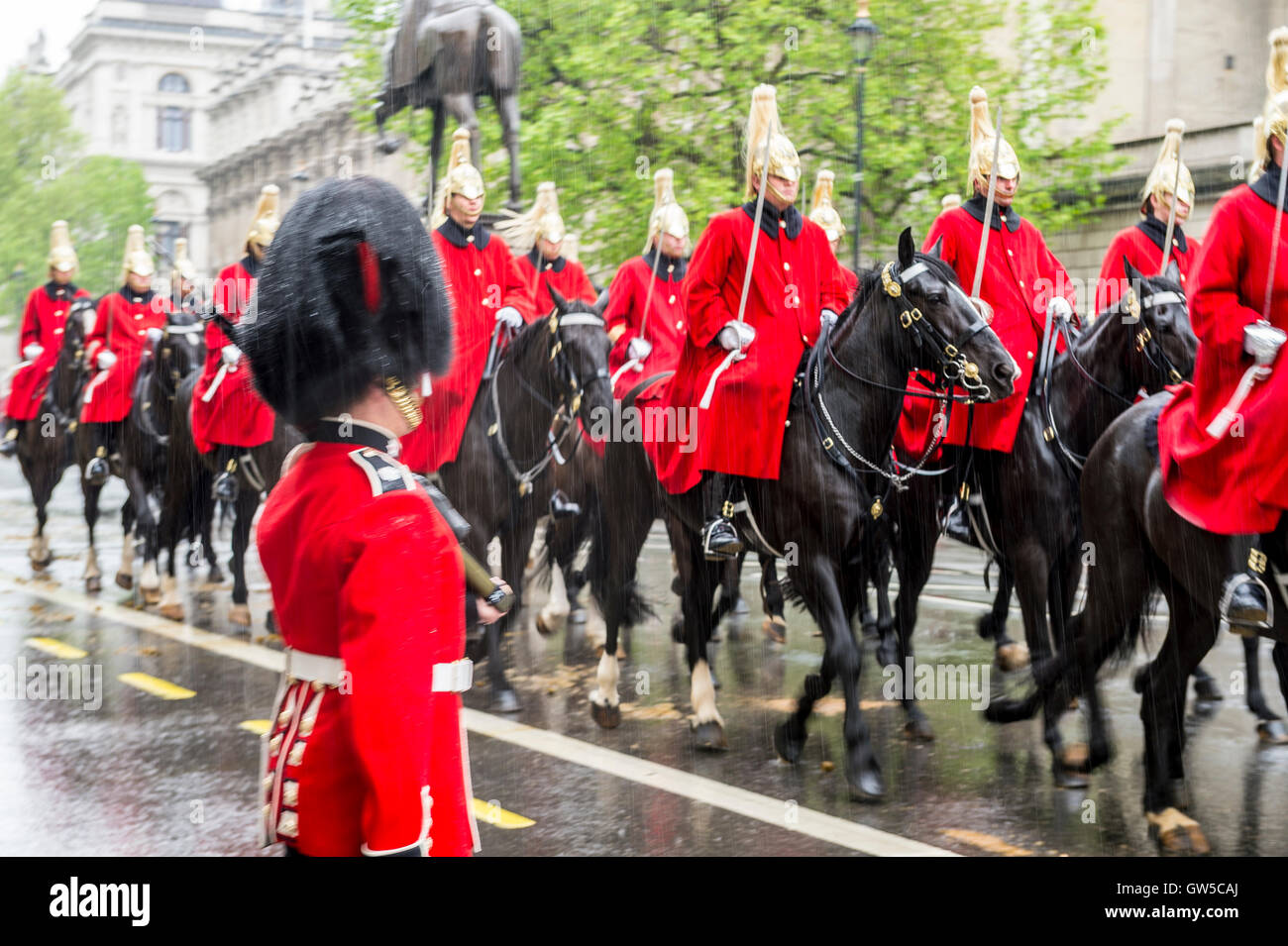 Londres - le 18 mai 2016 : La garde est à l'attention comme une procession à cheval transportant la reine Elizabeth II à Buckingham Palace. Banque D'Images