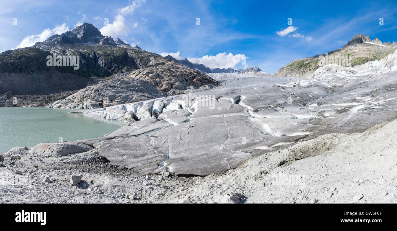 Panorama grand angle de glacier du Rhône, dont la langue maternelle est l'extension dans un petit lac. Obergoms, Valais, Suisse. Banque D'Images