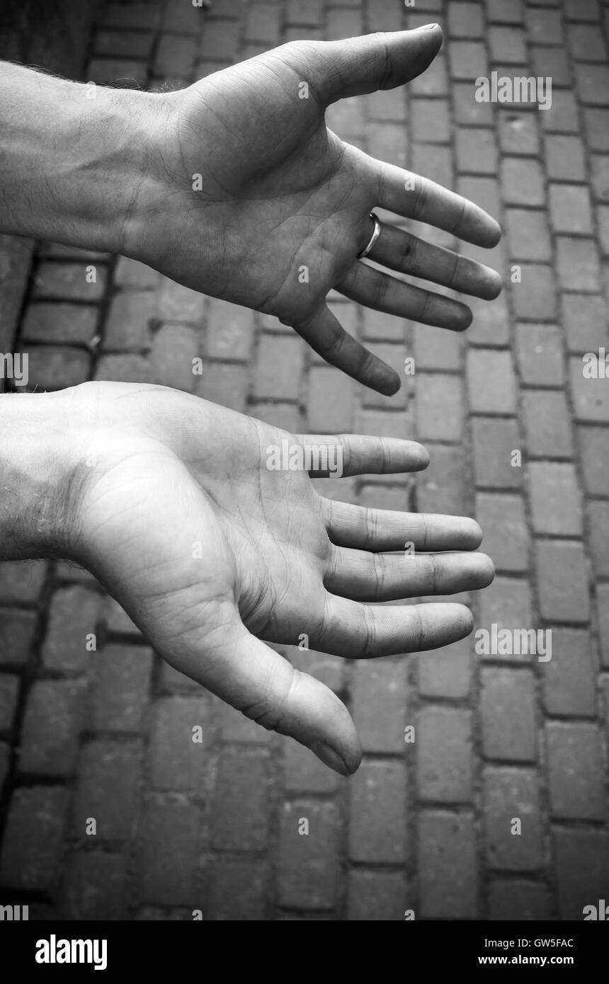 Les mains des hommes. Photo monochrome gros plan Banque D'Images