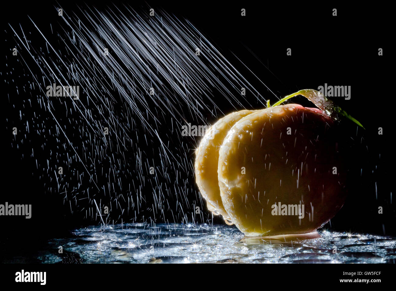 Apple en éclaboussures sur fond noir. Close-up. Une série de fruits et légumes en mouvement. Banque D'Images