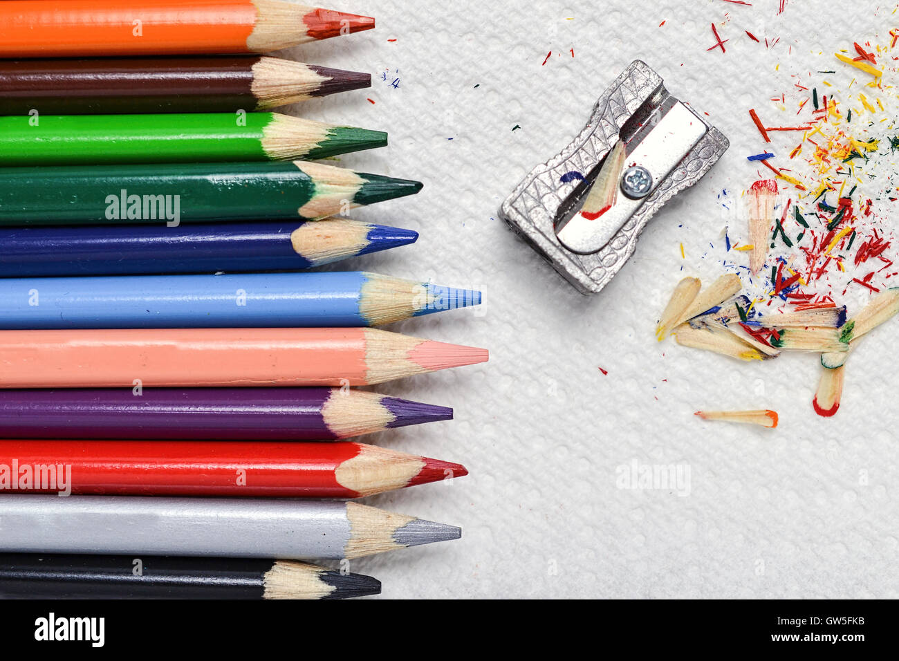 Gros plan sur le dessin en couleur et taille-crayons crayons sur papier blanc absorbant Banque D'Images