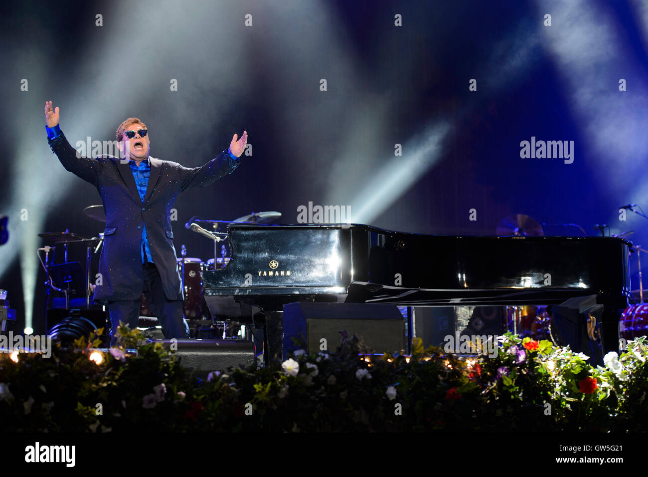 L'exécution de Sir Elton John à Radio 2 Live à Hyde Park, à Hyde Park, Londres. ASSOCIATION DE PRESSE Photo. Photo Date : Dimanche 11 Septembre, 2016. Crédit photo doit se lire : Matt Crossick/PA Wire. Banque D'Images