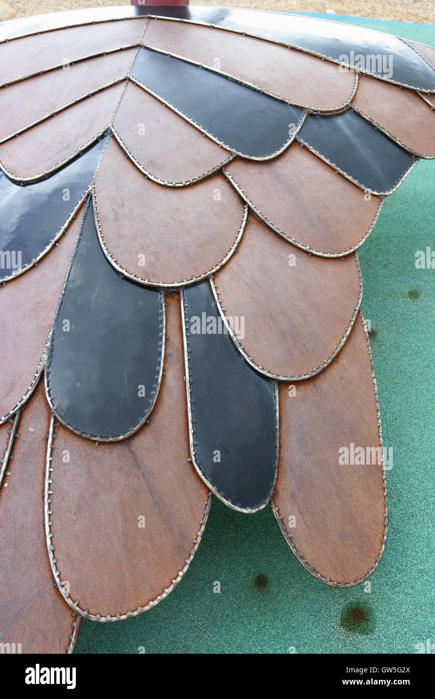 Close up de plumes d'acier cubby house à Megasaurus Park à Cranbourne East Melbourne Victoria Australia Banque D'Images
