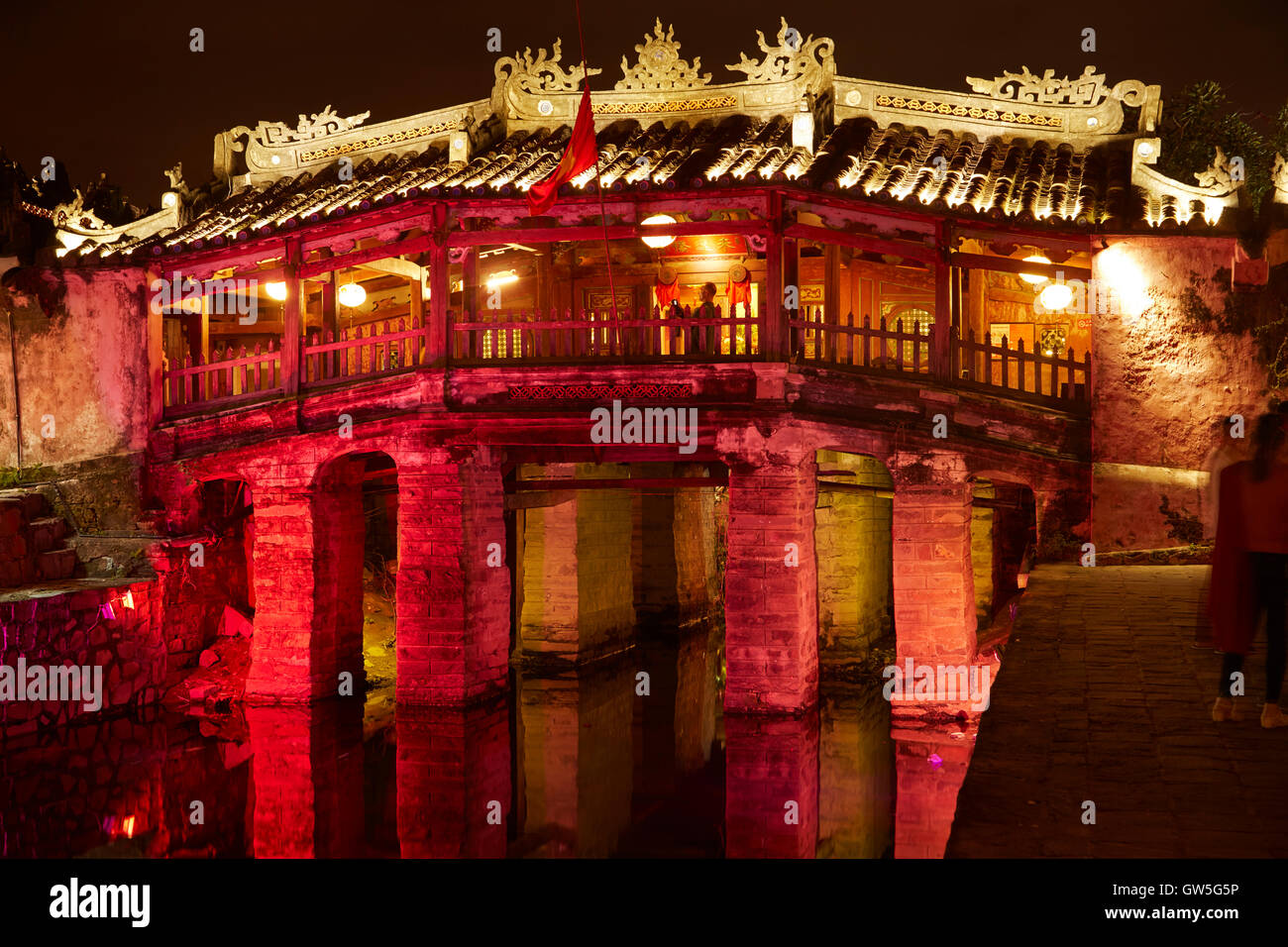 Pont couvert japonais historique dans la nuit (5e-6e siècle), Hoi An (Site du patrimoine mondial de l'UNESCO), Vietnam Banque D'Images