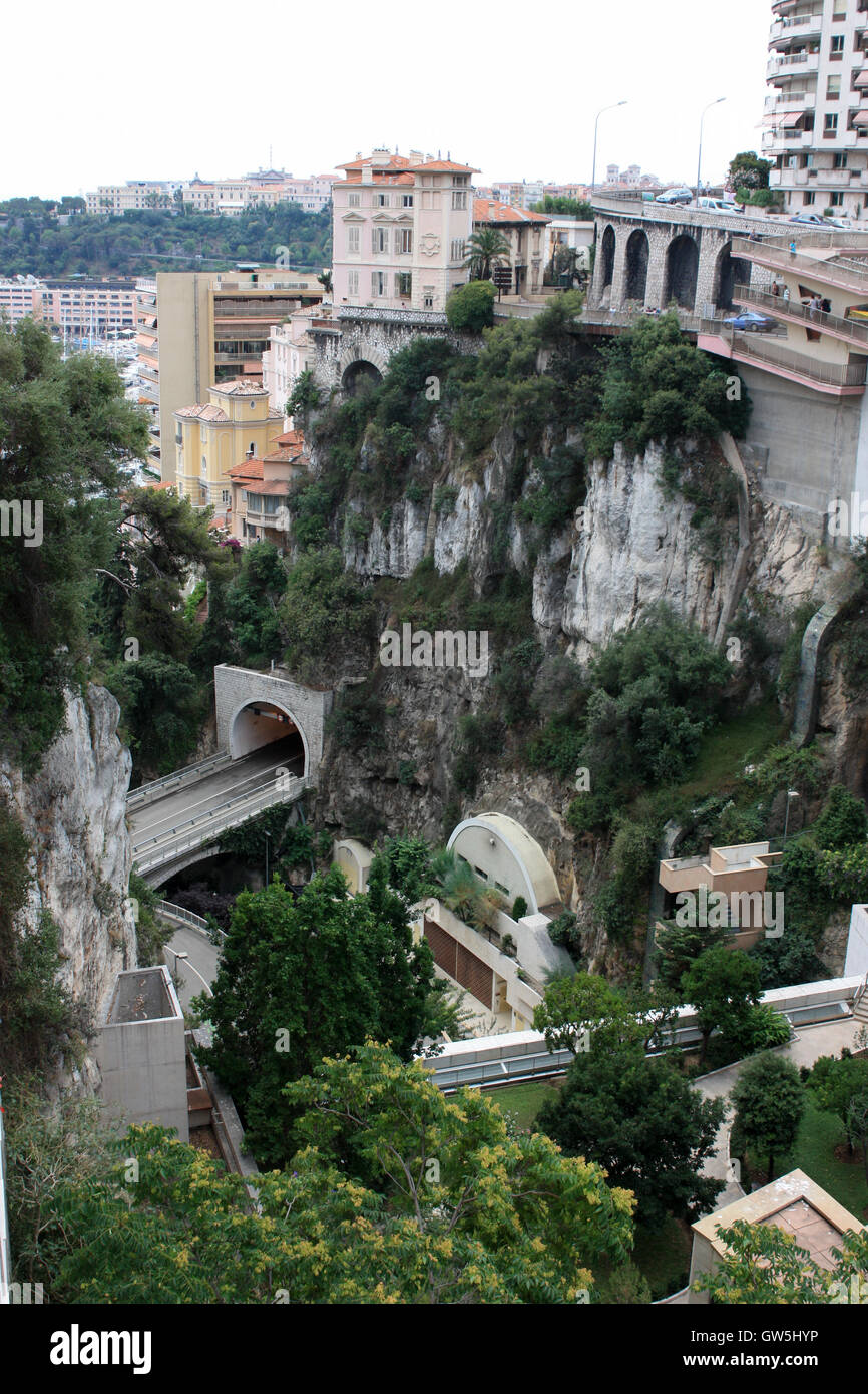 La route qui passe à travers un tunnel dans la roche. Ville de Nice . Banque D'Images