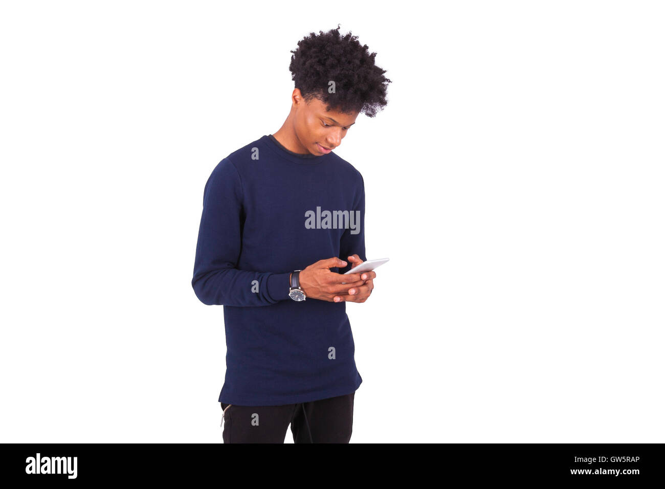 Young African American man de l'envoi d'un message texte SMS sur son smartphone - adolescent noir personnes Banque D'Images