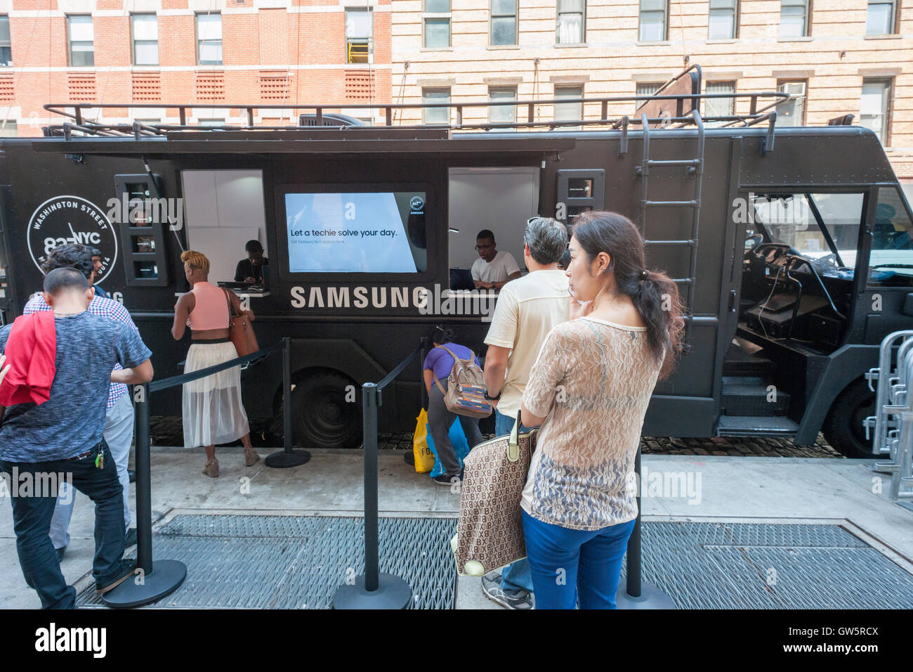 Les propriétaires de Samsung à la ligne de service dans une fenêtre pop-up de la Fashion Week pour remorque à l'extérieur de la Samsung 837 showroom dans le Meatpacking district de New York, le jeudi 8 septembre 2016. Les piles de Samsung Electronics' Galaxy Note 7 Apparemment, les smartphones peuvent prendre feu pendant la charge provoquant une interdiction de leur charge sur plusieurs compagnies aériennes et un rappel obligatoire. (© Richard B. Levine) Banque D'Images