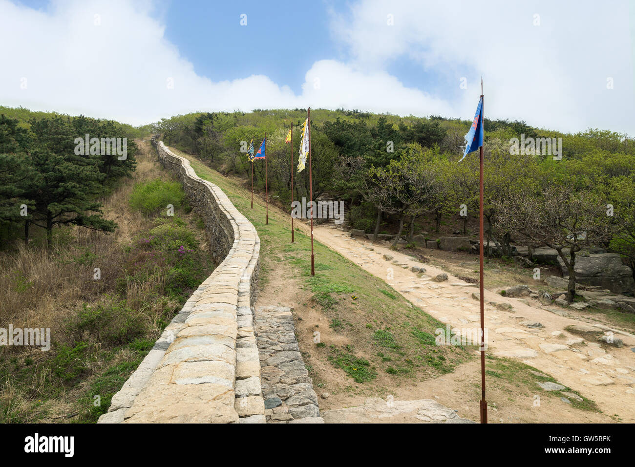 Vue sur le mur, près de la porte nord de la forteresse Geumjeongsanseong à Busan, Corée du Sud. Banque D'Images Vue sur le mur, près de la porte nord de la forteresse Geumjeongsanseong à Busan, Corée du Sud. Banque D'Images