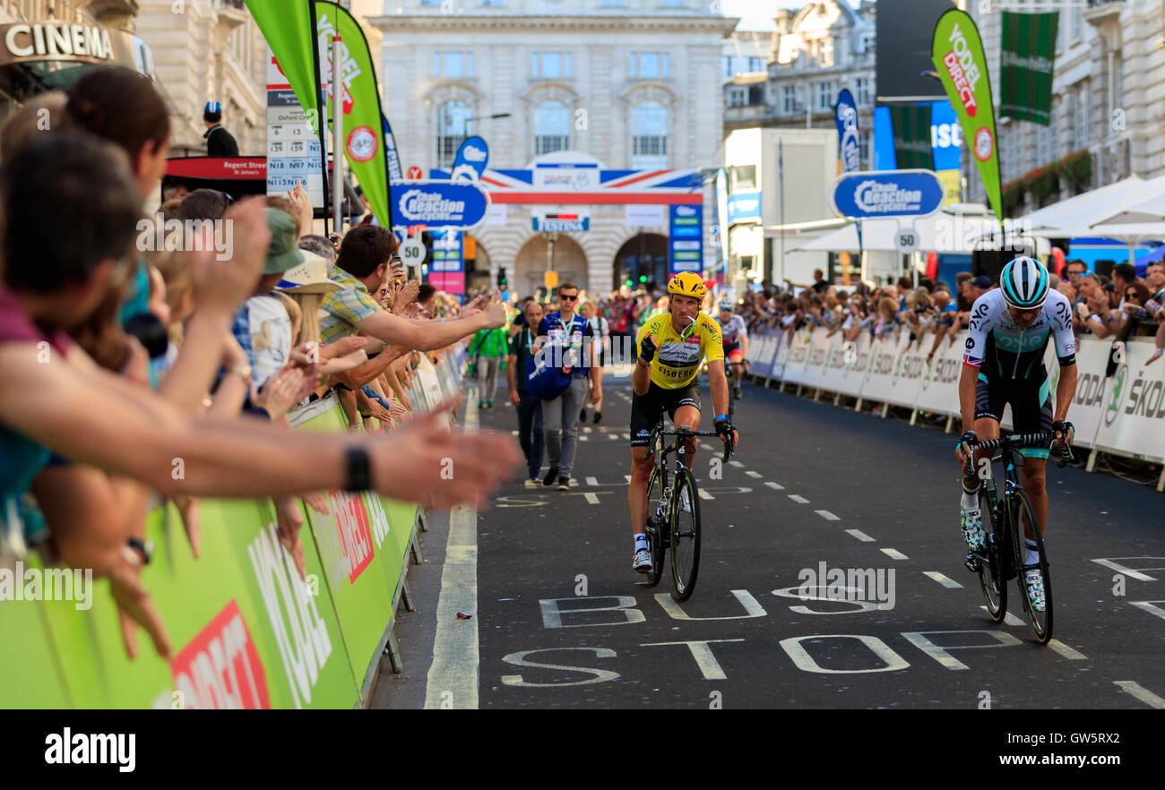 Le vainqueur du Tour de Grande-Bretagne Stephen Cummings de l'équipe de Dimension Data célèbre avec les fans qu'il monte vers le podium après la course lors de l'étape 8 de la Tournée 2016 de la Grande-Bretagne à Londres. Banque D'Images