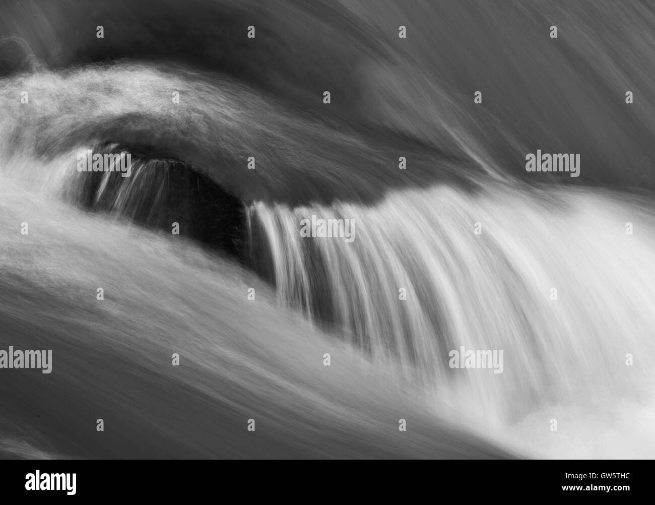 L'image de flux en Bhandardara, Maharashtra, Western Ghats, mousson, Inde Banque D'Images