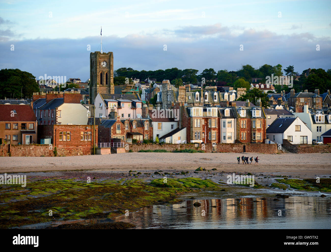 Crépuscule comme le soleil se couche plus de North Berwick et la Loi colline derrière la ville, East Lothian, en Ecosse. Banque D'Images