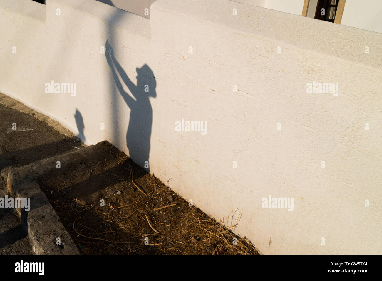 Ombre d'prenant est transtypé en selfies une ombre sur un mur Banque D'Images