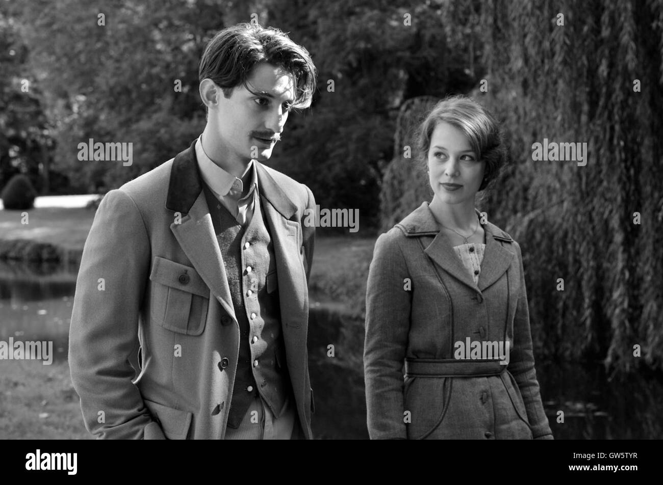 Frantz est un film américain de 2016 réalisé par François Ozon. Il a été sélectionné pour concourir pour le Lion d'or au 73e Festival International du Film de Venise. À Venise, le film a remporté le Prix Marcello Mastroianni. Cette photo est pour un usage éditorial uniquement et est l'auteur de la société film et/ou le photographe attribué par le film ou la société de production et ne peut être reproduite que par des publications dans le cadre de la promotion du film ci-dessus. Un crédit obligatoire pour l'entreprise de film est nécessaire. Le photographe devrait également être crédité lorsque connu.être portés lorsqu'il est connu. Banque D'Images