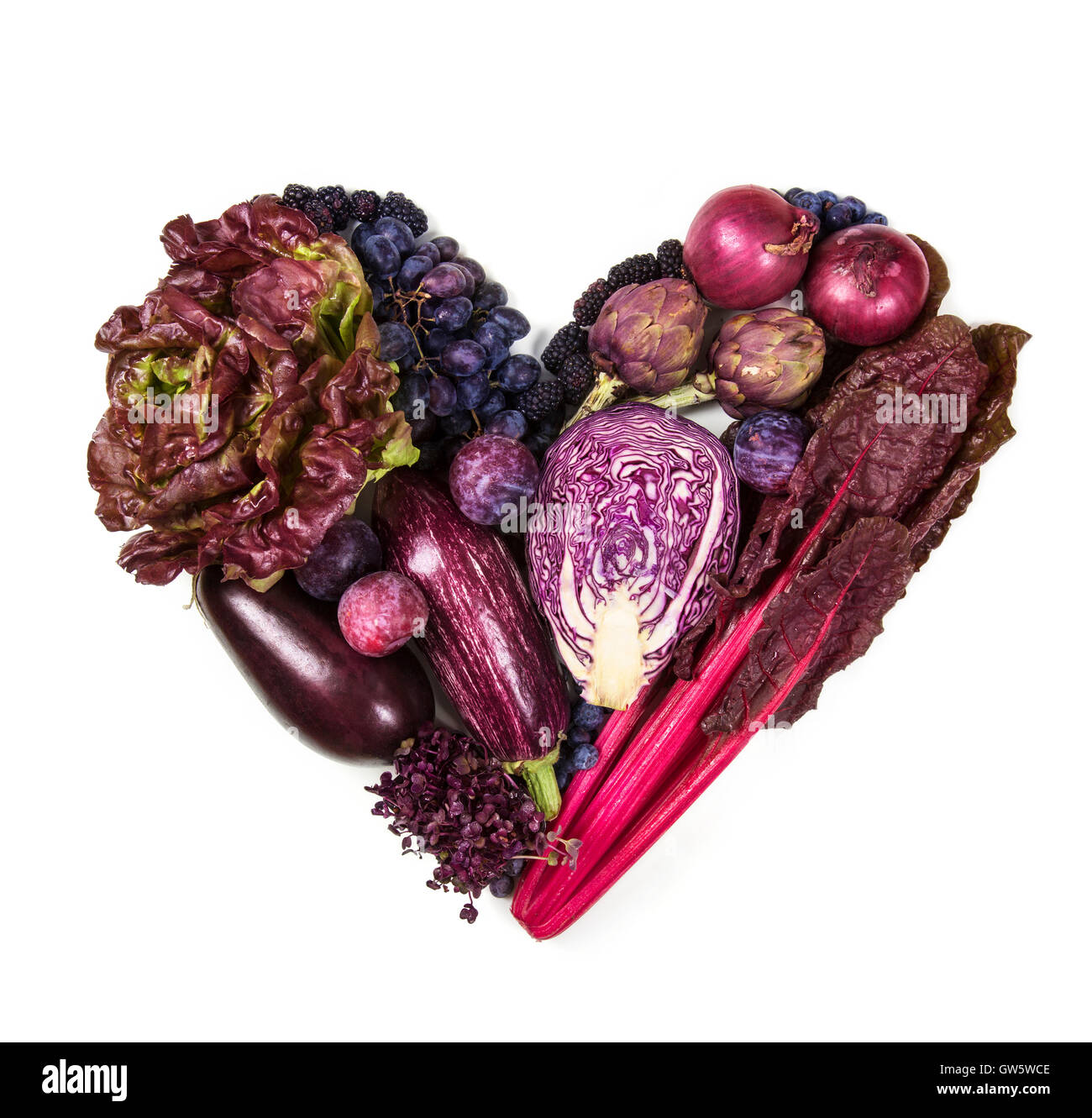 Coeur de bleu et violet des fruits et légumes frais isolé sur fond blanc Banque D'Images