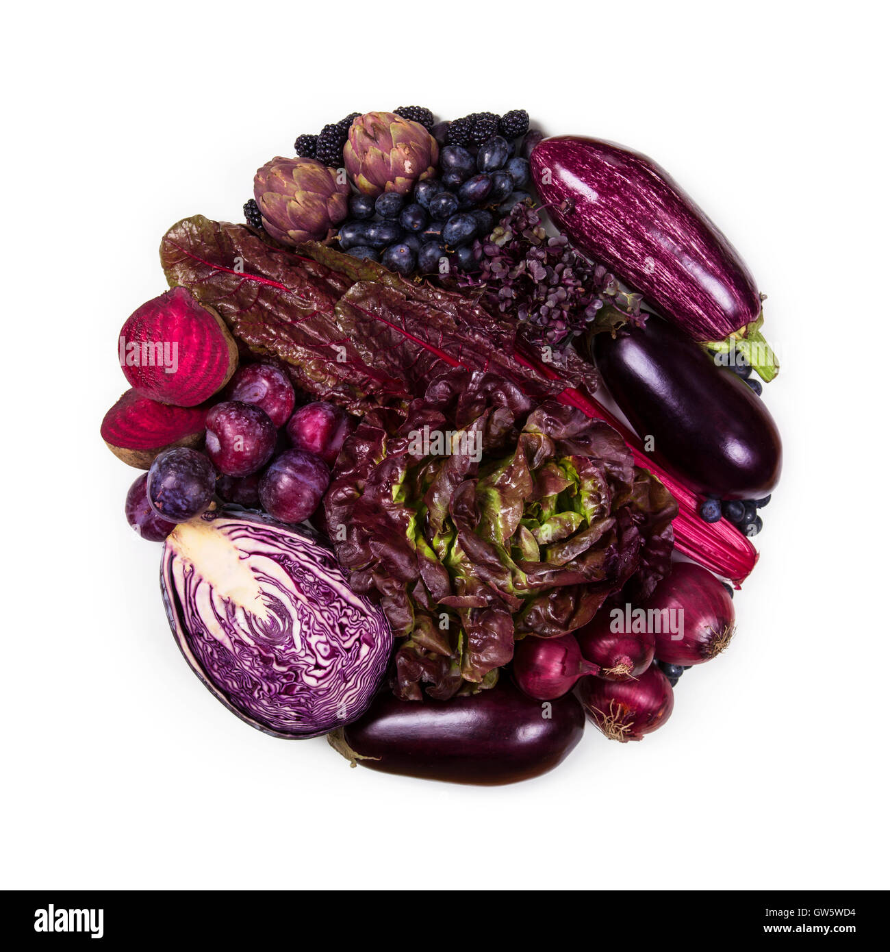 Cercle de violet et bleu fruits et légumes frais isolé sur fond blanc Banque D'Images
