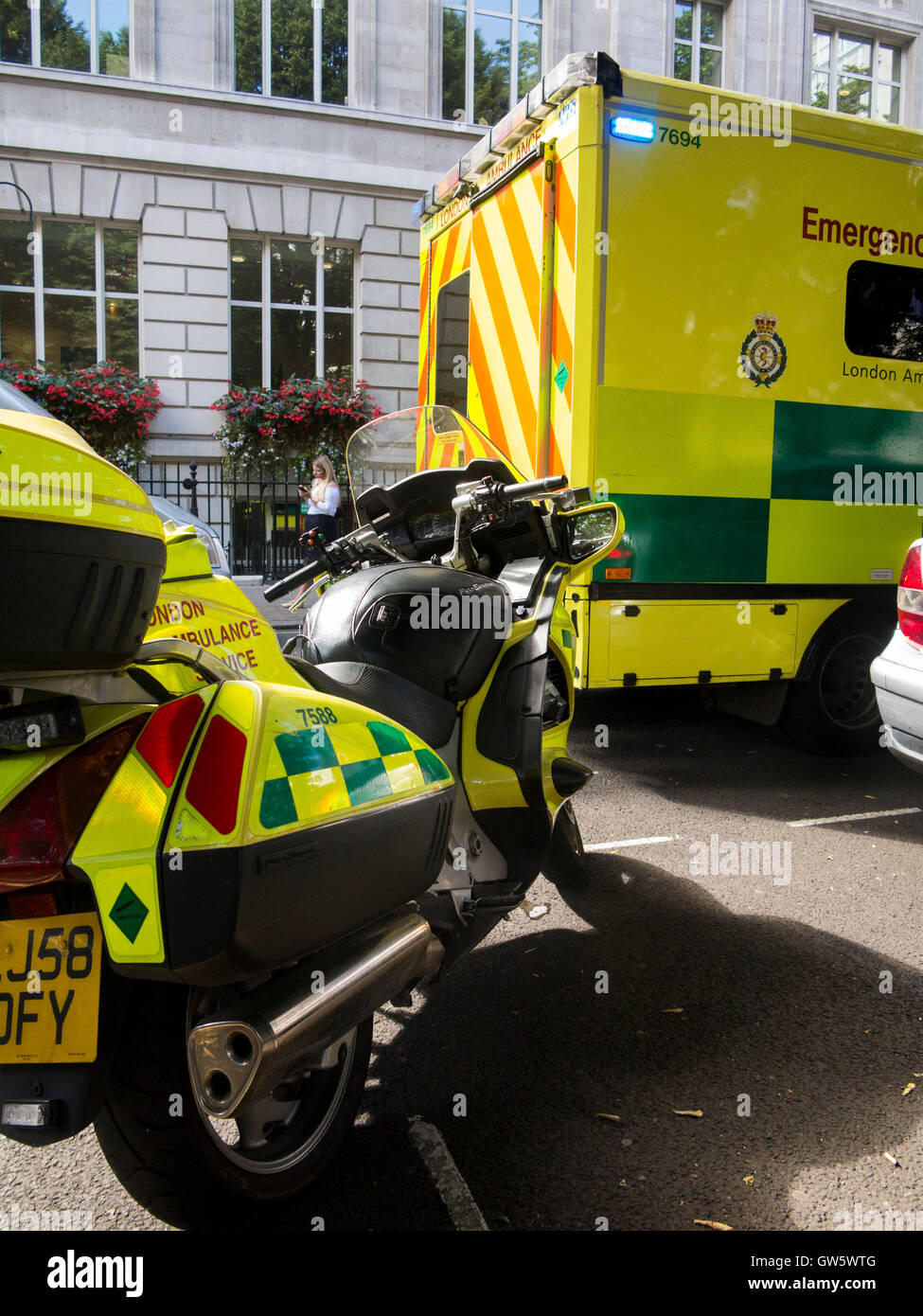 Un fourgon de police et une moto de paramédic assister à un incident à Soho, Londres Banque D'Images