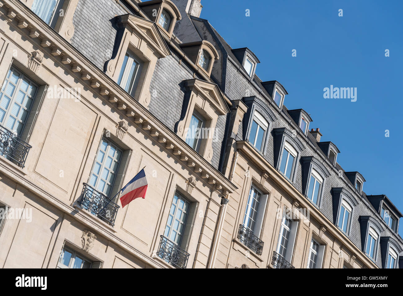 Immeuble haussmannien avec drapeau français, Paris, France - design attribué à Baron Georges-Eugène Haussmann Banque D'Images