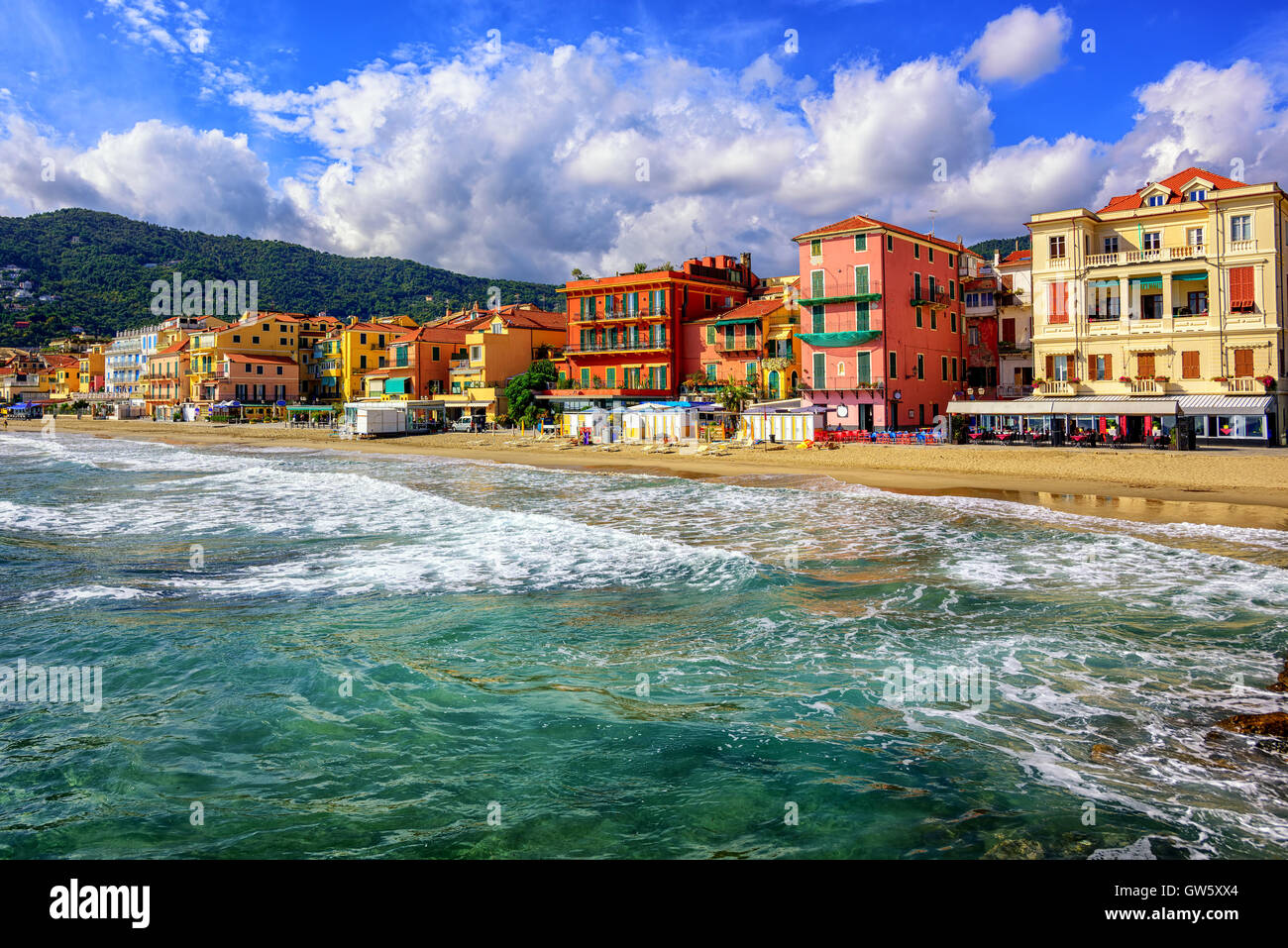 Plage de sable fin de la Méditerranée dans la ville touristique de